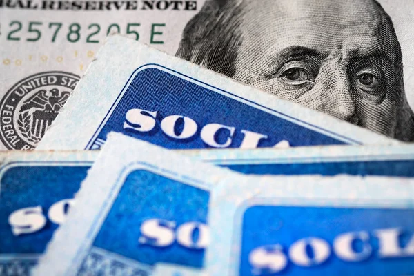 Mehrere Sozialversicherungskarten Auf Einem Hundert Dollar Schein 100 Dollar System — Stockfoto