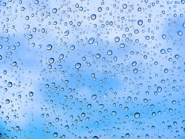 清新清新的雨滴滴落在窗玻璃上眺望外面 — 图库照片