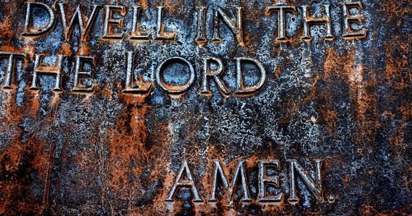 Zbliżenie Metalowego Napisu Psalmu Modlitwy Pańskiej — Zdjęcie stockowe
