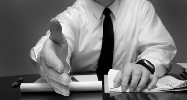 Ung Advokat Vid Skrivbordet Affärsman Förhandlingar Skakar Hand Med Handen — Stockfoto