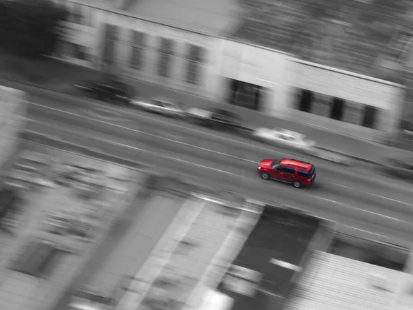 Carro Vermelho Dirigindo Centro Cidade Cidade Rápido Com Borrão Movimento — Fotografia de Stock