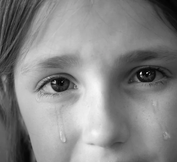 Κορίτσι Που Κλαίει Δάκρυα Στο Πρόσωπο Του Μάγουλου Κυλώντας Κάτω — Φωτογραφία Αρχείου