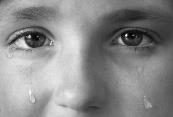 Κορίτσι Κλαίει Δάκρυα Στο Πρόσωπο Του Μάγουλο Τροχαίο Κάτω — Φωτογραφία Αρχείου