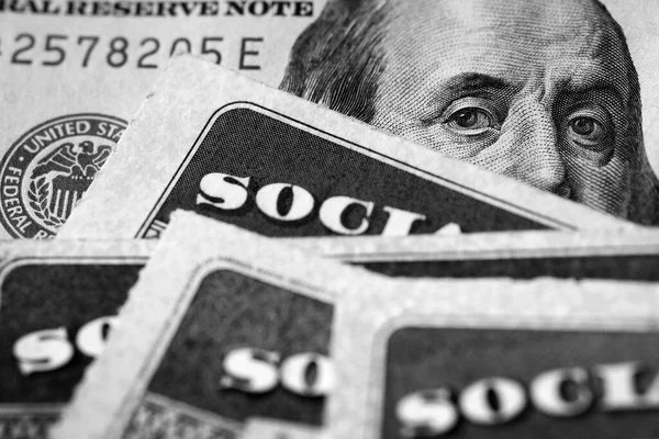 Verschillende Sociale Zekerheid Kaarten Een United States Honderd Dollar Wetsvoorstel — Stockfoto