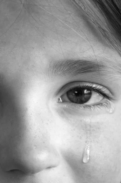 Κορίτσι Κλαίει Δάκρυα Στο Πρόσωπο Του Μάγουλο Τροχαίο Κάτω — Φωτογραφία Αρχείου