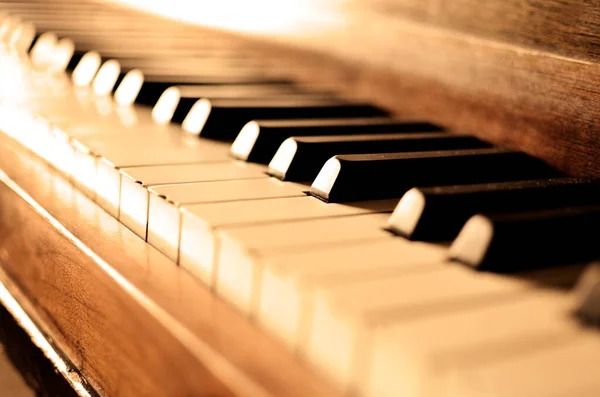 Oude Vintage Piano Met Ebbenhouten Ivoren Toetsen Zwart Wit Liefde — Stockfoto