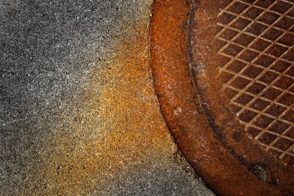 Detalhe Textura Tampa Bueiro Enferrujado Calçada Concreto — Fotografia de Stock