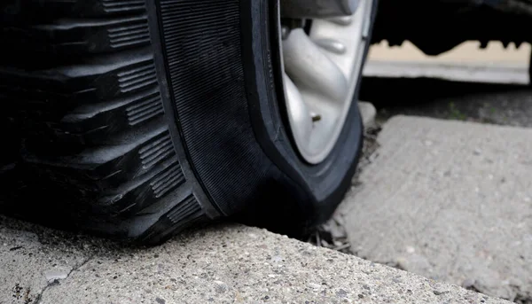 Flat Tire Pressed Curb Pressure Bad Parking — Stock Photo, Image