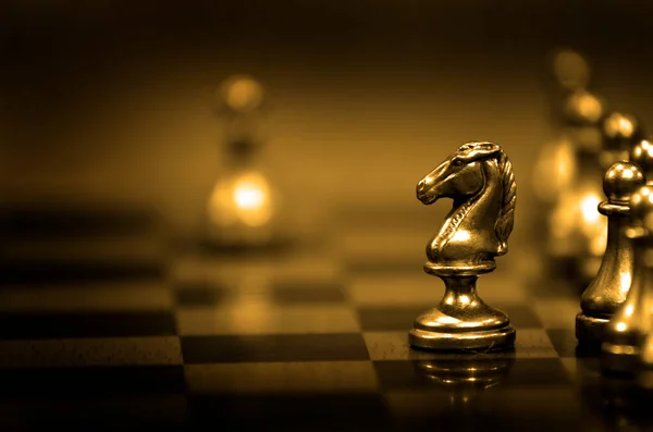 チェスボード上の作品ゲームや戦略黄金の競争をプレイするため — ストック写真