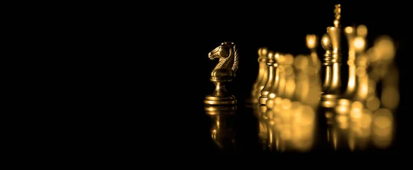 Satranç Tahtasında Altın Satranç Oynayan Şövalye Strateji Krallığı Için Parçalar — Stok fotoğraf