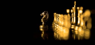 Satranç tahtasında oyunlar ve strateji şövalyesi oyunları için parçalar var.