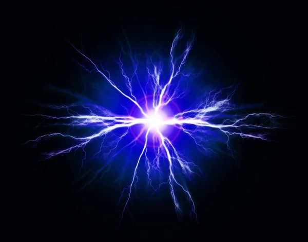 衝撃的なエネルギーの暗いプラズマボルト内の純粋な電力と電気の爆発 — ストック写真