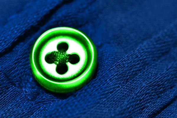 Macro Dettagliato Primo Piano Bottone Verde Camicia Blu Indumenti Stoffa — Foto Stock