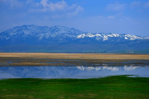 Dağlar Göle Gölet Suyuna Yansıyor — Stok fotoğraf