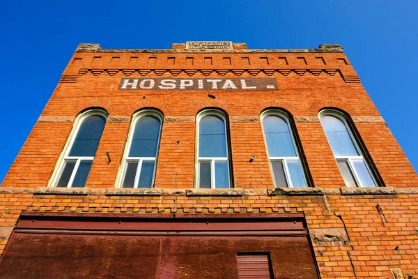 Altes Verlassenes Krankenhausgebäude Einer Nicht Mehr Genutzten Kleinstadt — Stockfoto
