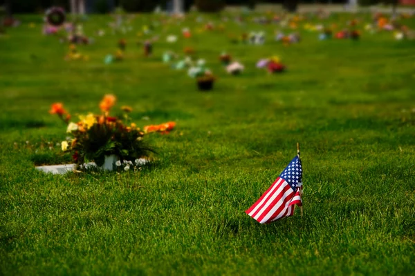 Νεκροταφείο Νεκροταφείο Αυλή Πράσινο Γρασίδι Και Απομονωμένη Αμερικανική Σημαία Και — Φωτογραφία Αρχείου