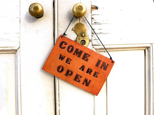 Biznes Staromodny Otwarty Znak Wejdź Jesteśmy Otwarci Wiszące Klamce Drzwi — Zdjęcie stockowe