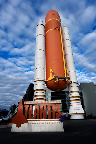 Transbordador Espacial Atlantis Cohete Impulsor Contra Nubes Cielo Azul Centro — Foto de Stock