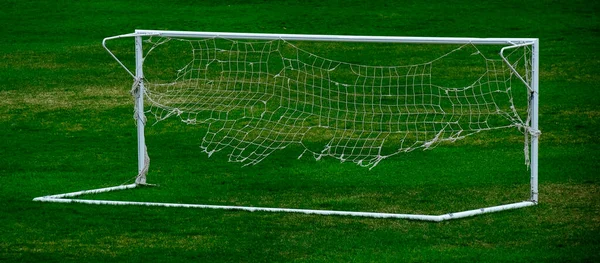 Desgastado Red Fútbol Gol Utilizado Entrega Ratty Red Deshilachada —  Fotos de Stock