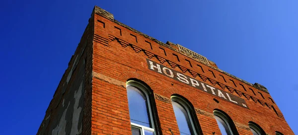 Stary Opuszczony Budynek Szpitala Małym Miasteczku Już Nie Używany — Zdjęcie stockowe