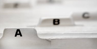 İletişim ve bağlantılar için kartvizitler indekslenmiş ve düzenlenmiş veya müşterilere satış için yönlendirilmiş