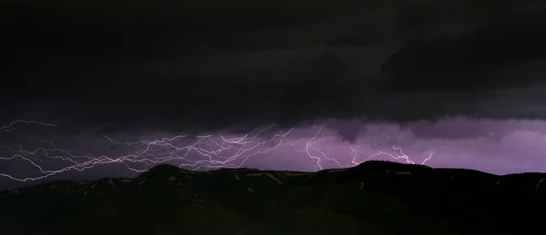 稲妻の嵐の雲嵐の街のライト — ストック写真