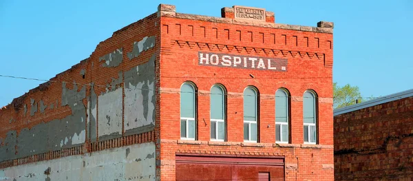 小さな町の古い放棄された病院の建物はもはや使用されません — ストック写真