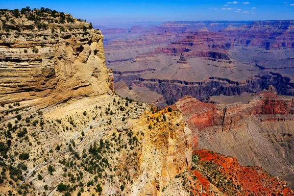 美国亚利桑那州的大峡谷 有着令人惊叹的红色岩石悬崖和景色 — 图库照片