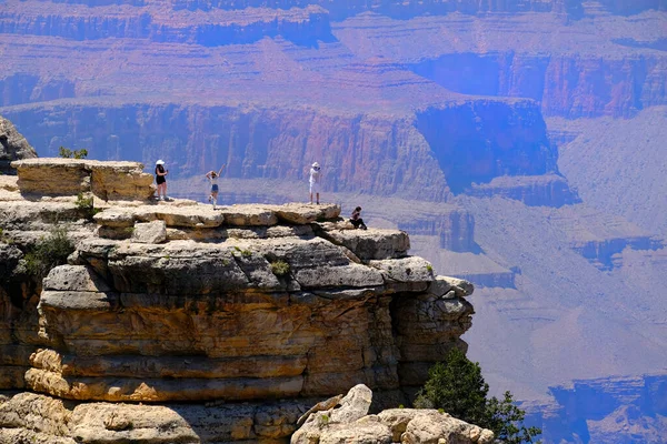 在美国亚利桑那州的大峡谷 人们或游客在悬崖顶上自鸣得意 欣赏着壮观的红色岩石悬崖和景色 — 图库照片