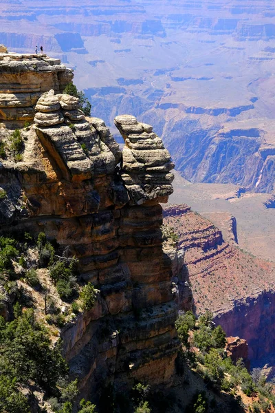 在美国亚利桑那州的大峡谷里 站在悬崖上自拍的人或游客看到了壮观的红色岩石悬崖和景色 — 图库照片