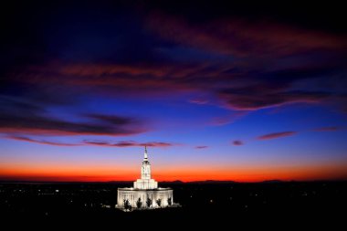 Pocatello Idaho LDS Mormon Son Gün Tapınağı Gün batımında parlayan ışıklar ve ağaçlarla