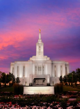 Pocatello Idaho LDS Mormon Son Gün Tapınağı Gün batımında parlayan ışıklar ve ağaçlarla