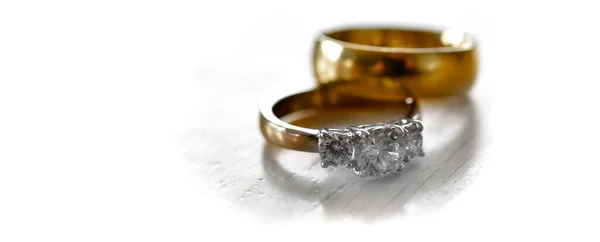 Detailaufnahme Von Diamantring Und Hochzeitsband Die Liebe Und Engagement Symbolisieren — Stockfoto