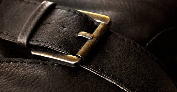 ビジネスバッグにストレオをステッチした古い革ケースの金属製のバックル — ストック写真