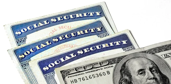 お金で財政や退職を表すいくつかの社会保障カードの詳細を閉じる — ストック写真