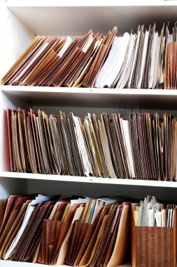 Müşteri belgeleri ve bilgileri için bir ofis rafında düzenlenmiş dosyalar