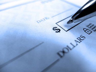 Dolar miktarı ödemesi için kalemle çek yazmak ödeme sırasına göre ödenir