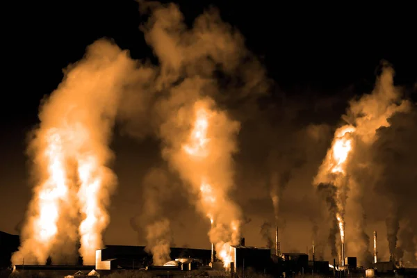 工厂烟囱向天空喷出污染物 使金色的空气中的污染物上升 — 图库照片