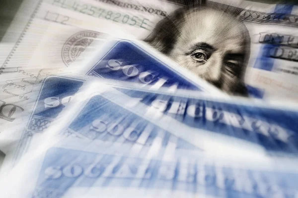 米国のいくつかの社会保障カード 100ドル紙幣 100 高齢者のための利点のシステム Zoom Blur — ストック写真