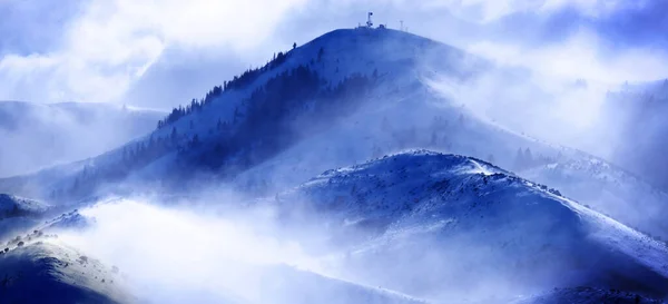 Montañas Con Nieve Soplando Invierno Tormenta Nieve Torbellino Vientos Fuertes —  Fotos de Stock