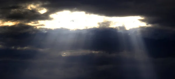 Long Sunrays Shining Mountains Storm Clouds Sun Rays — Stock Photo, Image