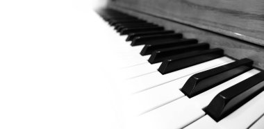 Müzik çalmak ve eğlendirmek için siyah beyaz piyano tuşlarına yakın çekim