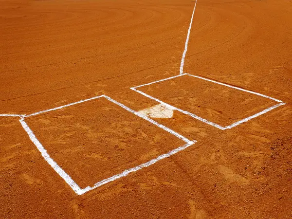 Base Beisebol Plat Branco Contra Uma Sujeira Escura Para Competição — Fotografia de Stock