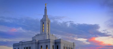 Pocatello Idaho LDS Mormon Son Gün Aziz Tapınağı Gün batımında Angel Moroni