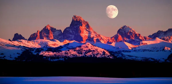 Tetons Tetons山上的夕阳西下 高山光芒四射 月亮从爱达荷州那边漫无边际地升起 — 图库照片