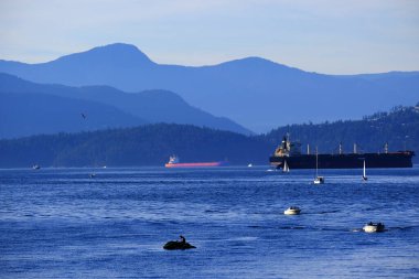 Kanada 'daki Vancouver British Columbia' da dağlar, tankerler ve tekneler okyanus suyunda