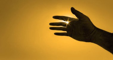 Cennet 'e uzanan el güneş ışığıyla yardım istiyor. Yukarıdan gelen ilham kaynağı ile.