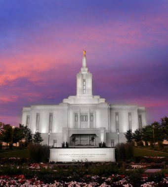 Pocatello Idaho LDS Mormon Son Gün Tapınağı Gün batımında parlayan ışıklar ve ağaçlarla