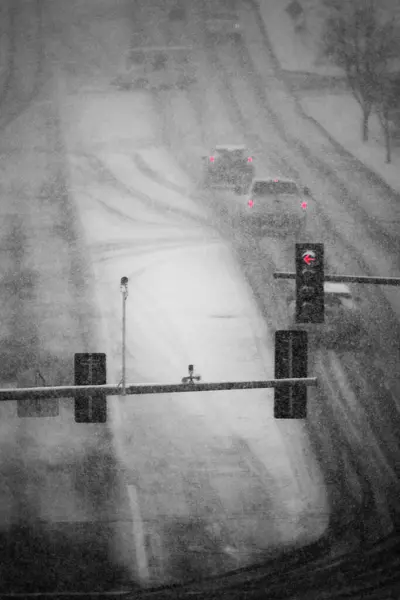 在冬季暴风雪中 汽车和车辆在道路上行驶 — 图库照片