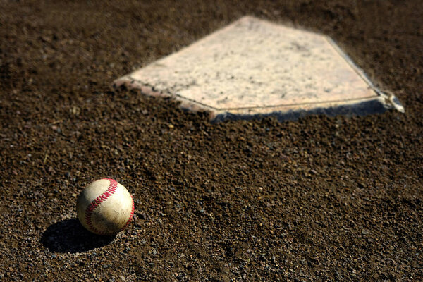 Мбаппе бейсбол на поле с домашней тарелкой и текстурированной подтяжкой